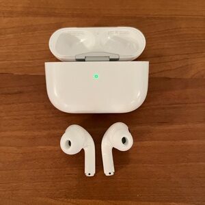AirPods Pro Version 1 (Lightning Charger)
